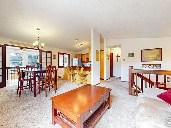 3rd image of 2037 Custer Dr
