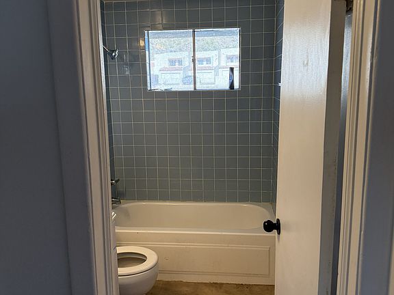Bathroom with tub/shower