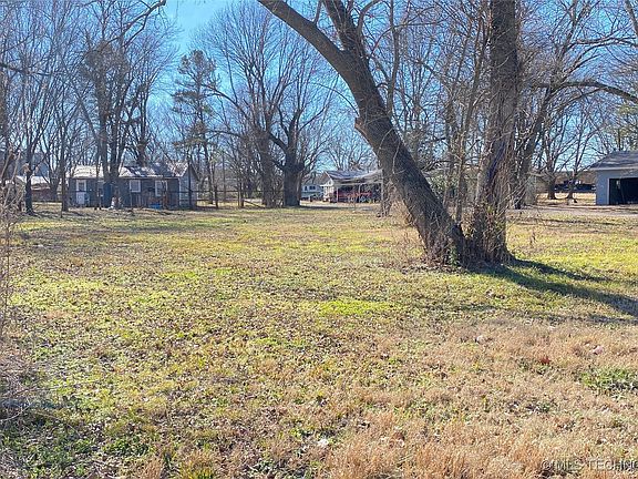 5th image of 323 Shady Ln