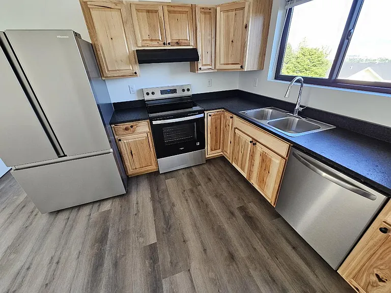 1002 Hillside Ct — Photo 3