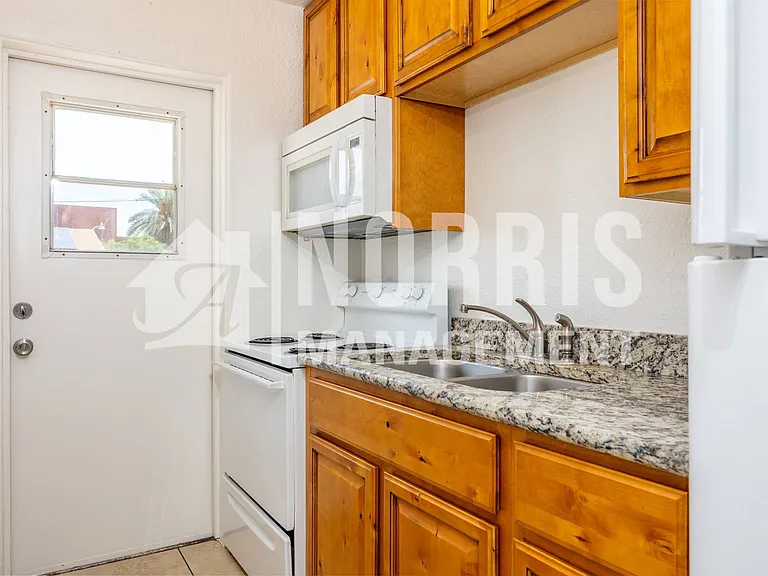 710 N Olive Ave — Photo 16