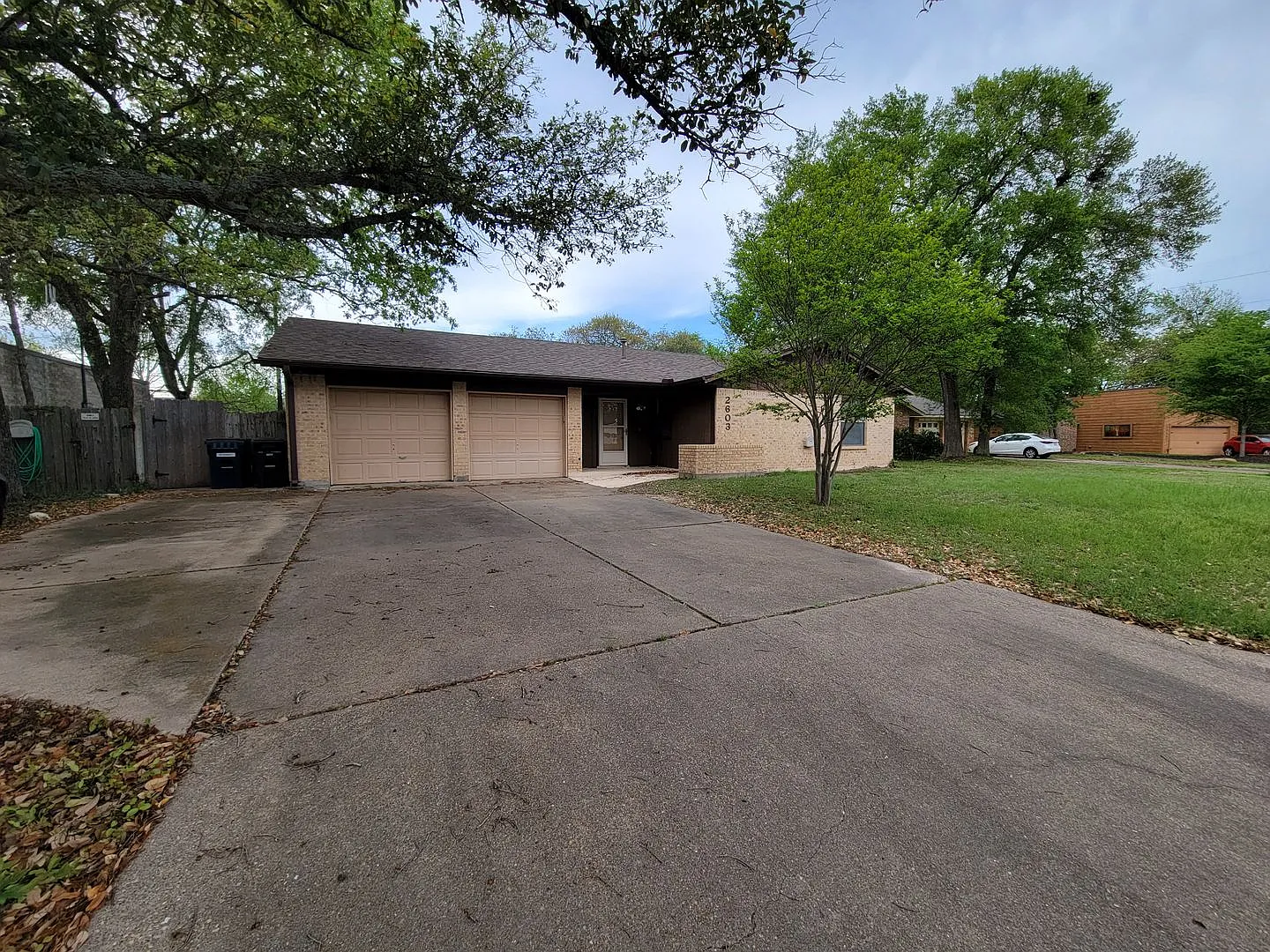 College Station - 3 bedroom / 2 bath / 2 car garage house with fenced in back yard. — Photo 2