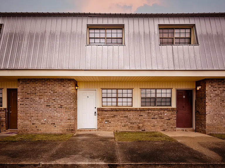 200 Plaza Dr #6 — Photo 1