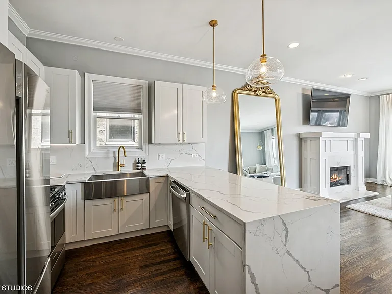 2440 W Cortez St #3 — Photo 3