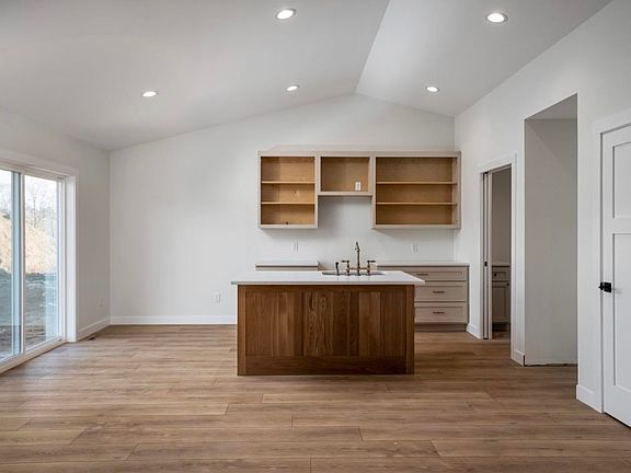 5th image of 207 N Lawrence Ave