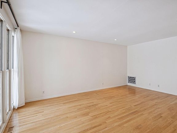 4th image of 6381 Barrie Rd #120