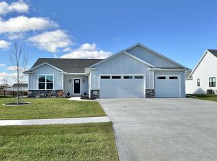1057 Nutmeg Dr, De Pere, WI 54115