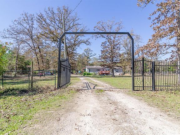 Beautiful Iron Fencing when you enter the property.