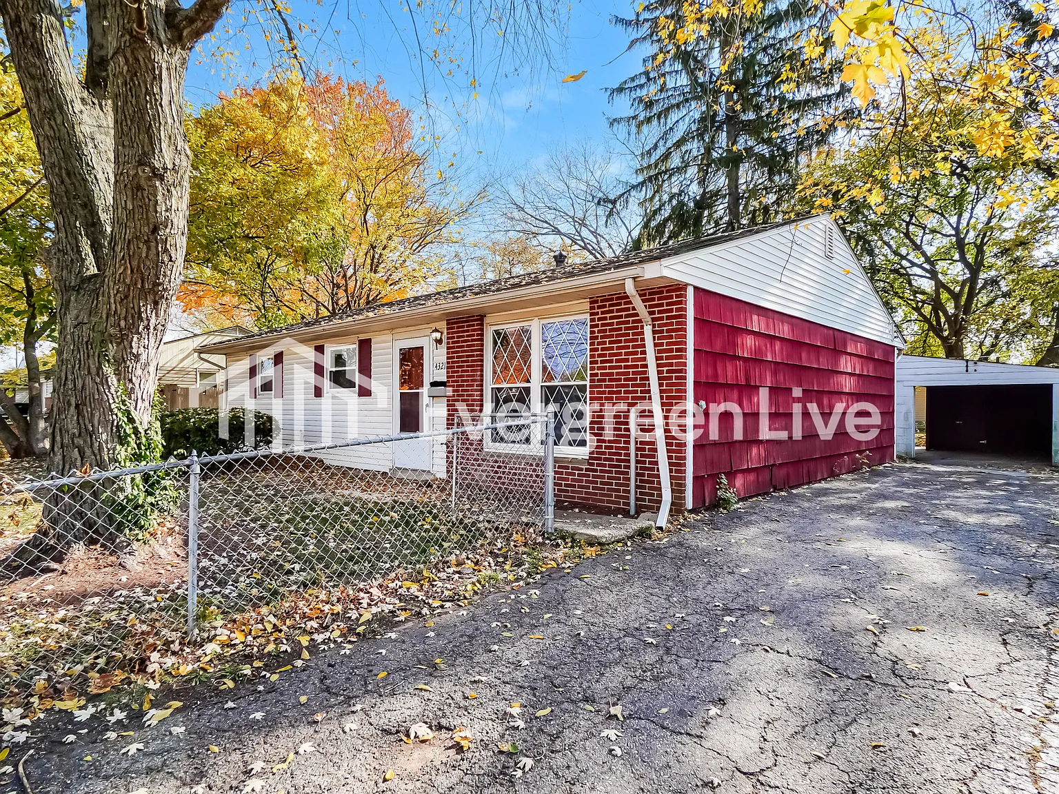 3 bed, 1.5 bath, 1336 sqft, $1,595 — Photo 2
