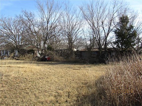 5th image of 409 N Oakridge Dr