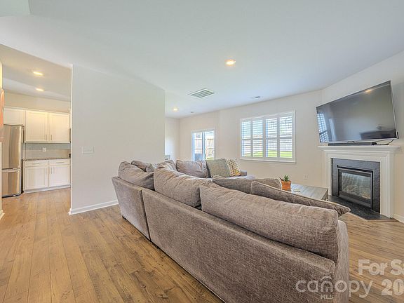 4th image of 355 Tavernier Ln