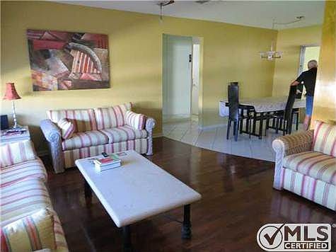 3rd image of 105 SW 15th Ct