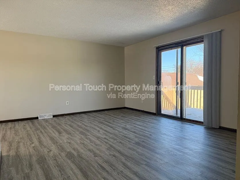3 bed, 1.0 bath, $1,100 — Photo 3