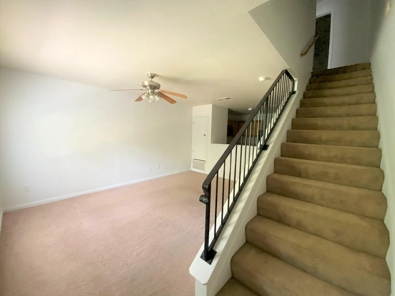 2 bed, 1.5 bath, 950 sqft, $799 — Photo 2