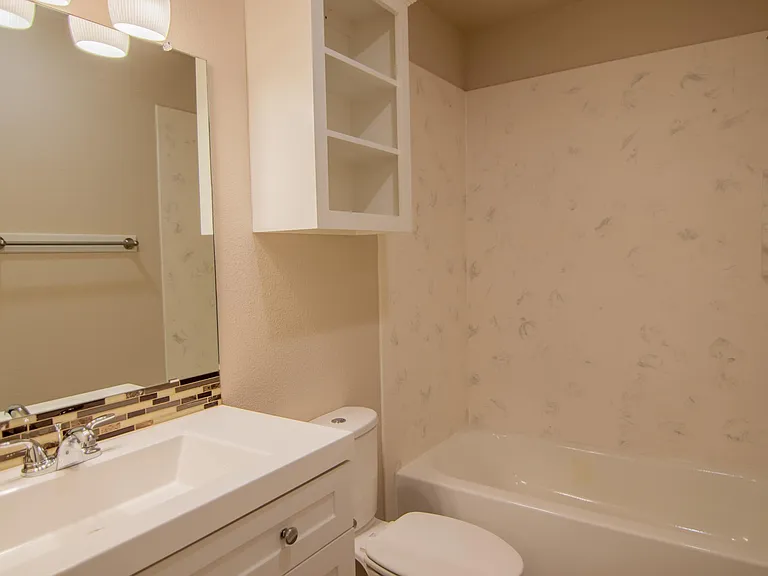 Creekside Apartments — Photo 39