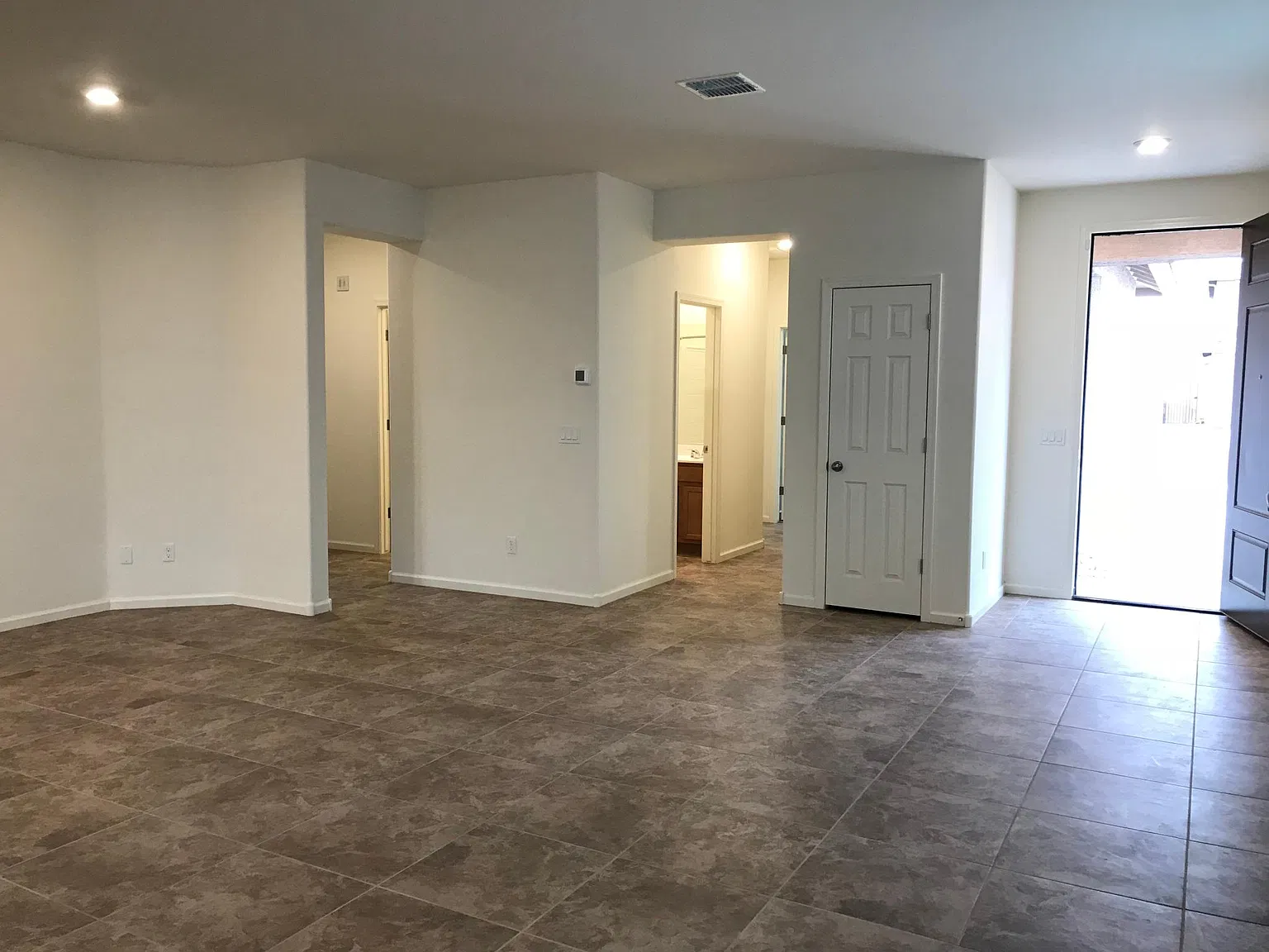 4 bed, 2200 sqft, $2,200 — Photo 2