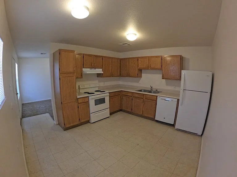 637 Foster Rd — Photo 4