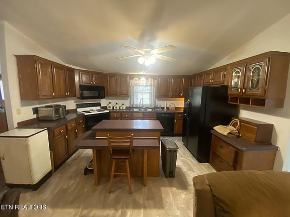 5th image of 425 Lake Harbor Dr