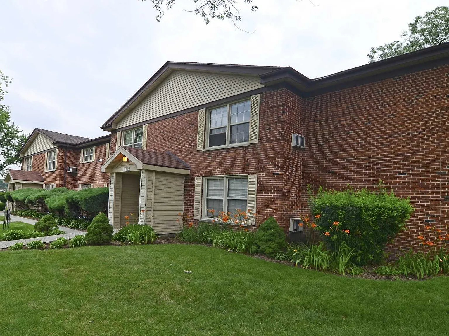 Colonial Manor — Photo 3