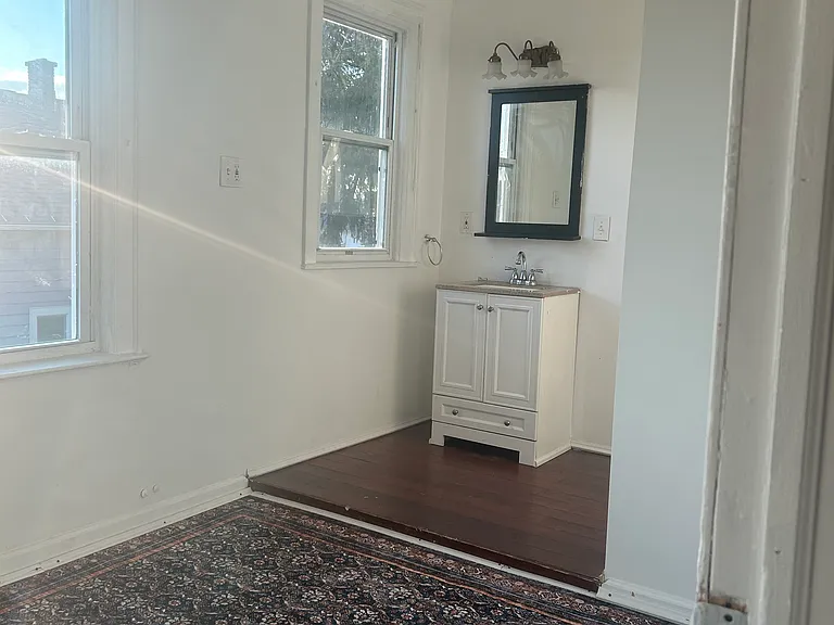 987 E Lovejoy St — Photo 8