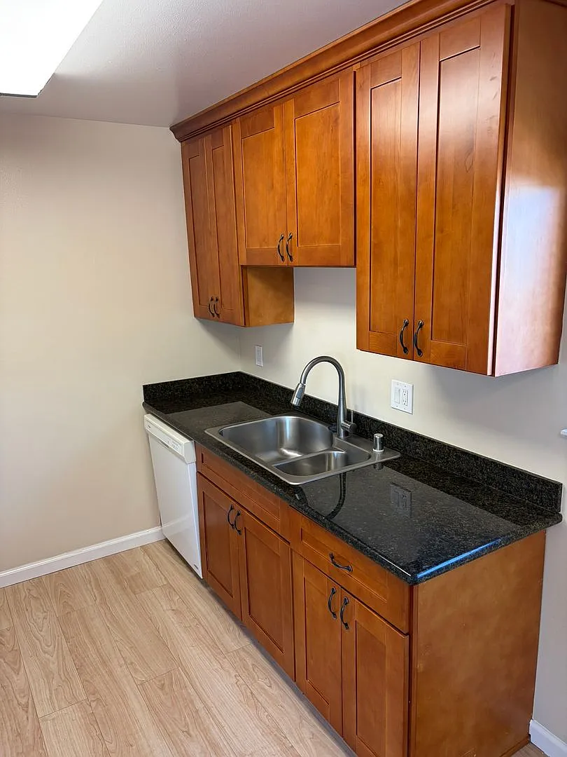 400 - 1616 Queen Charlotte Dr — Photo 2