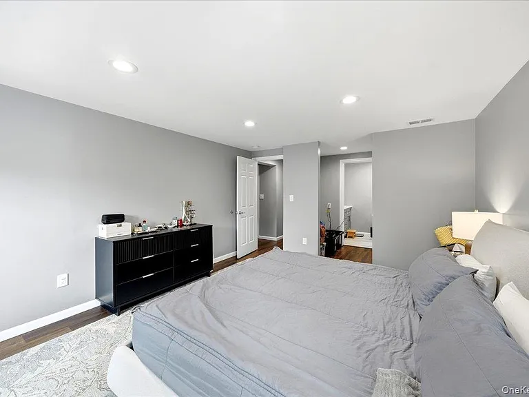 736 Pelhamdale Ave — Photo 9