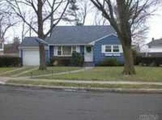 7 Durhamoc Ln, North Babylon, NY 11703