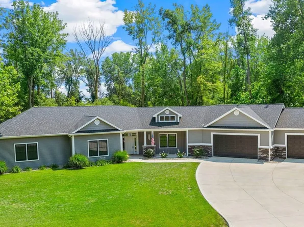 8063 E Country Club Ln, Syracuse, IN 46567