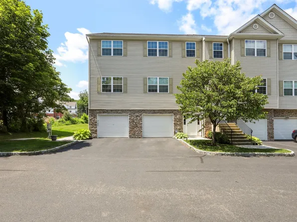 27 Riverview Court #27, Brookfield, CT 06804