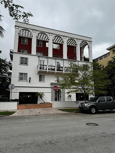 115 Mendoza Ave #201 Photo 1