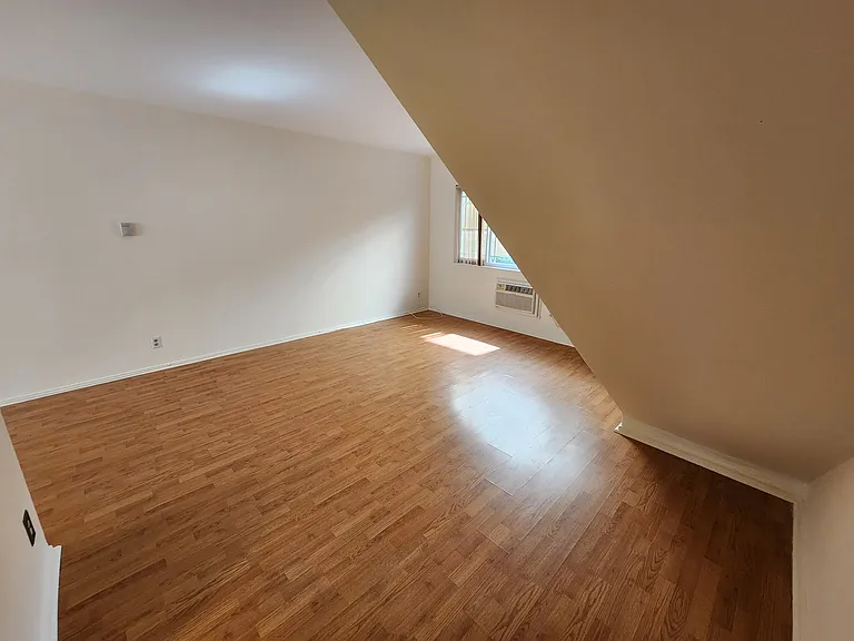 1141 Irving Ave #3 — Photo 16