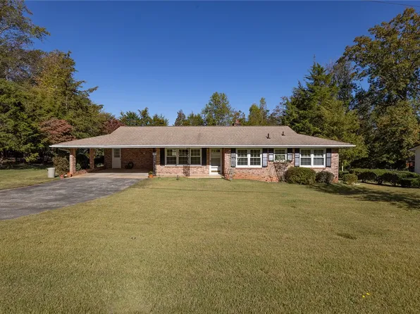 309 Woodland Dr, Seneca, SC 29678