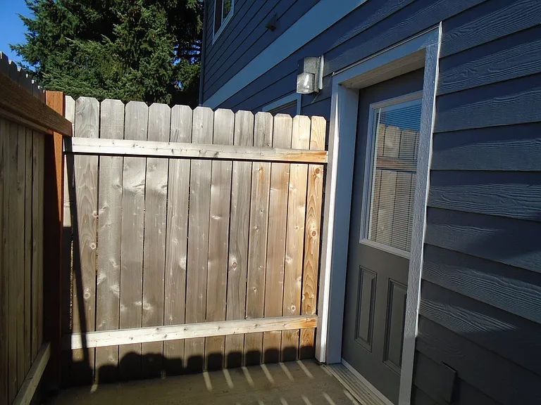 751-757 Plymouth Dr N — Photo 30