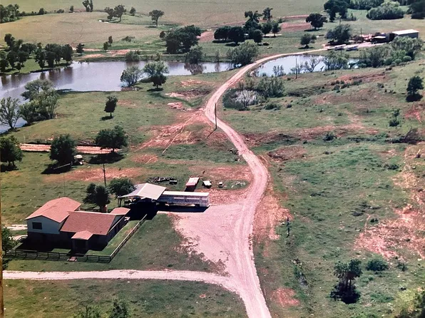 221 S Kinder Ln, Jacksboro, TX 76458