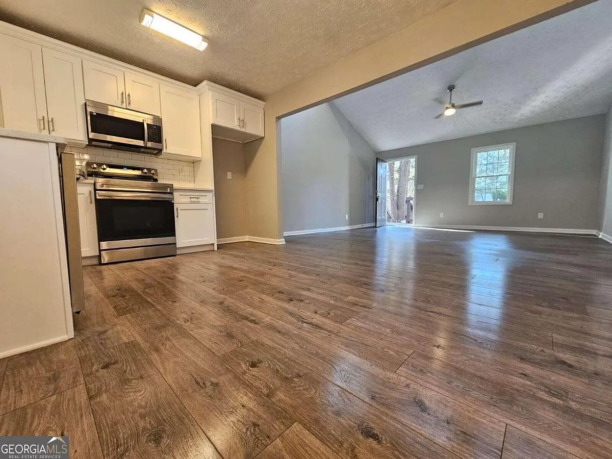 162 Ashmore Dr — Photo 2