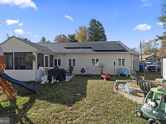 3rd image of 185 Fairfax Dr