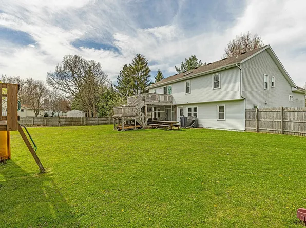 1087 Lori Ln, Sun Prairie, WI 53590