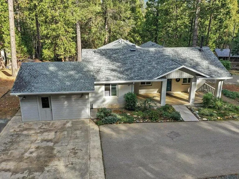 301 Woodpecker Ln — Photo 1