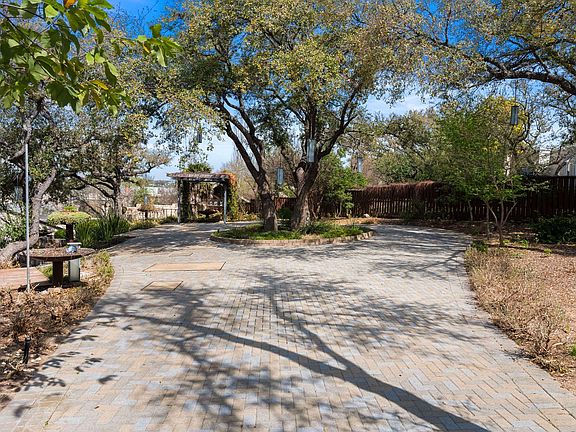 Gated private drive way