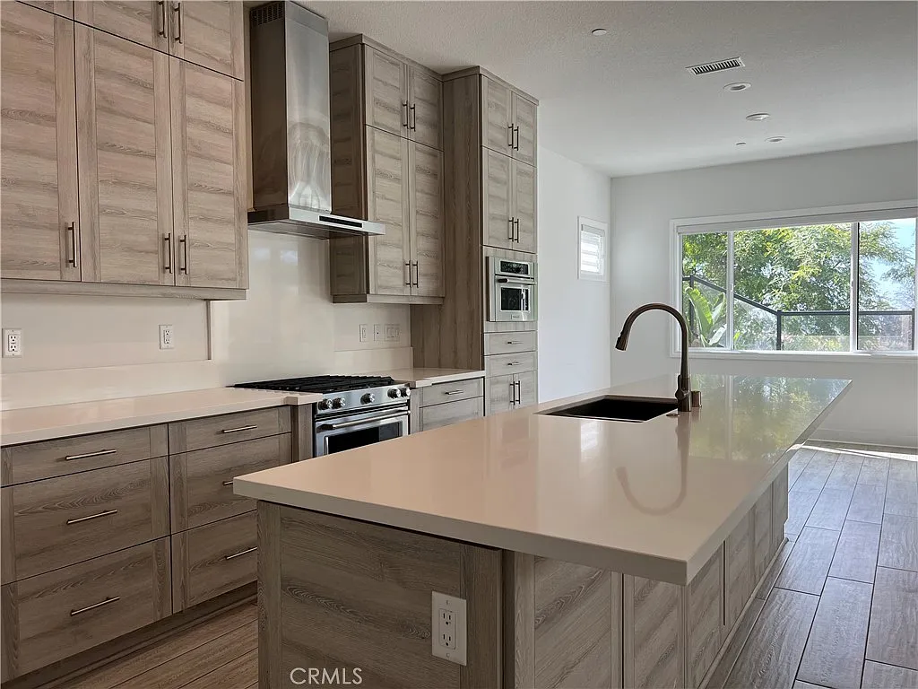 4 bed, 5.0 bath, 3037 sqft, $7,850 — Photo 4