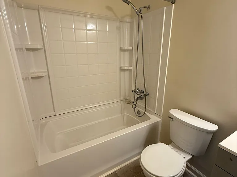 586 Franklin St — Photo 13