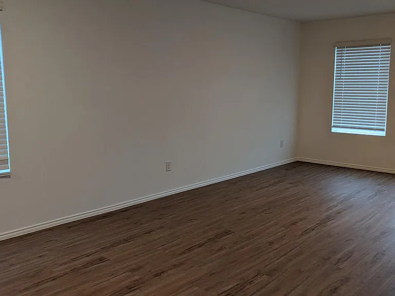 1512 Silver Oak Ln — Photo 17