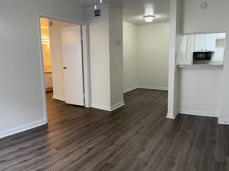Wilshire Park Apartments — Photo 53