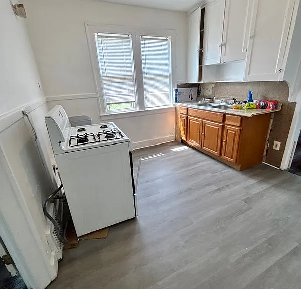 3954 Saint Clair St #PRIVATE ROOM — Photo 3