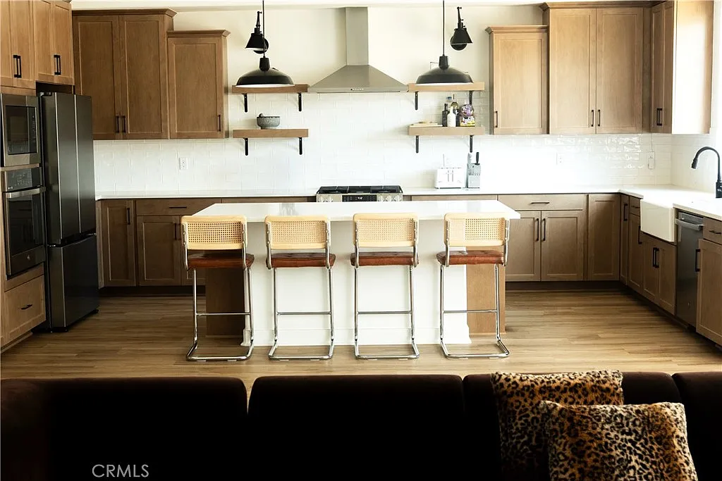 4 bed, 2406 sqft, $4,600 — Photo 3