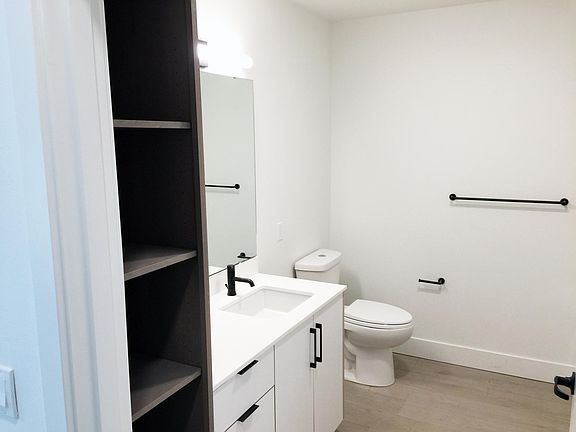 3rd image of 1300 E Pike St #605