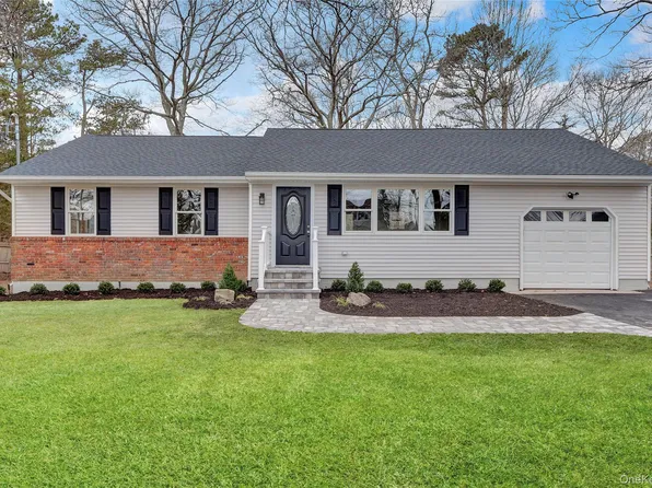 43 Penny Drive, Calverton, NY 11933