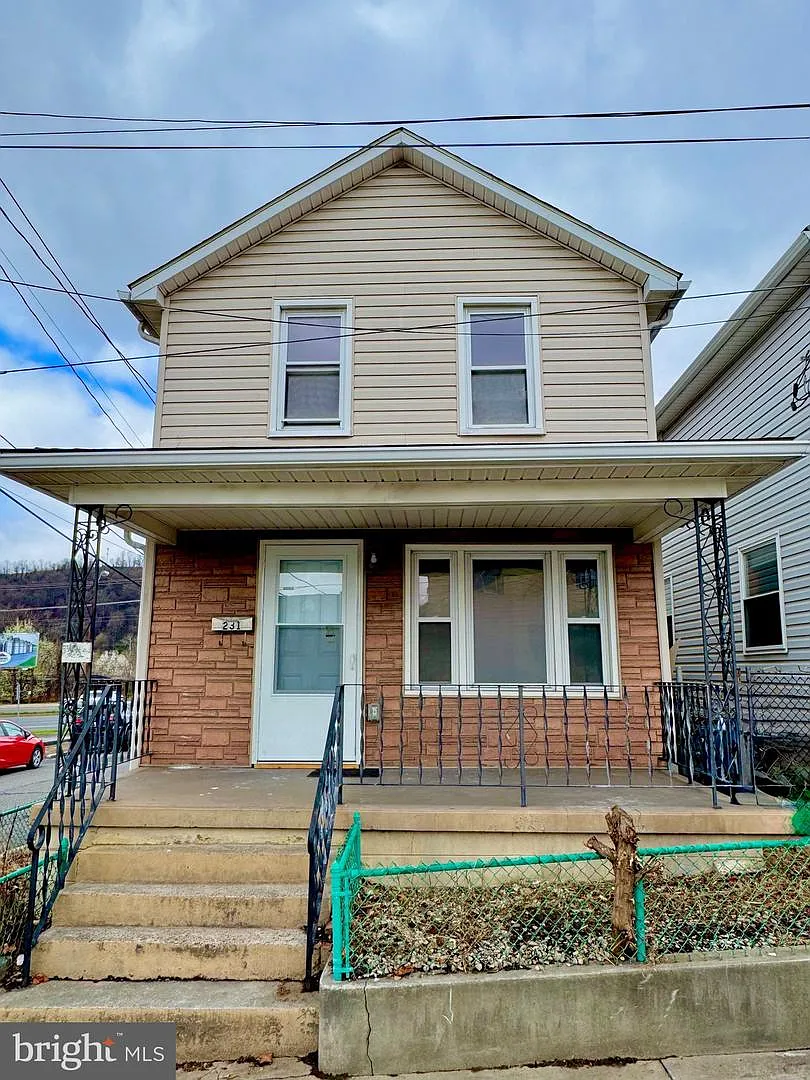 231 Oak St photo 1