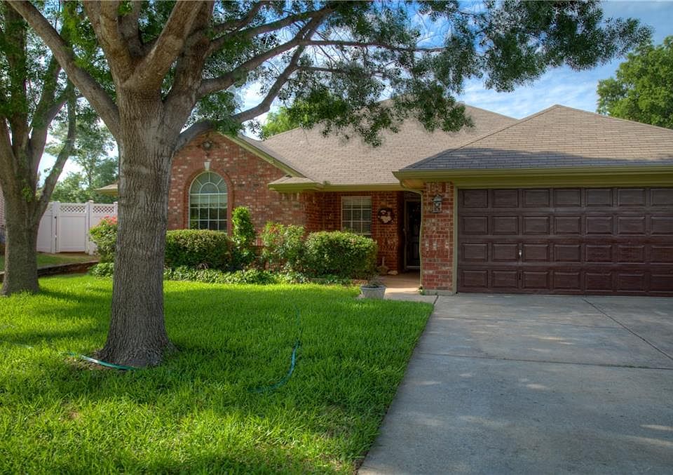 1st image of 809 Willow Ct