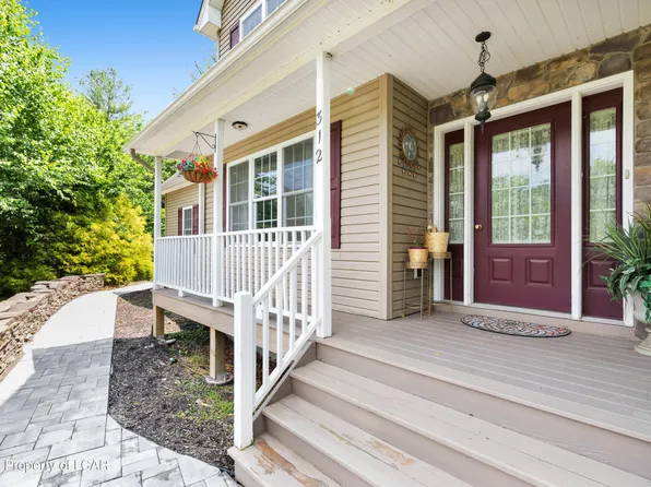 312 Reagan Dr, East Stroudsburg, PA 18301